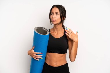İspanyol güzel kadın stresli, endişeli, yorgun ve hayal kırıklığına uğramış hissediyor. fitness ve yoga konsepti