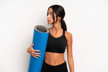 Profil görünümlü İspanyol güzel kadın hayal mi kuruyor, hayal mi kuruyor, hayal mi kuruyor? fitness ve yoga konsepti