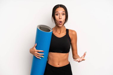 İspanyol güzel kadın inanılmaz bir sürprizle şaşkın, şaşkın ve şaşkın. fitness ve yoga konsepti