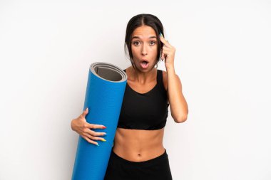 İspanyol güzel kadın şaşırmış görünüyor, yeni bir düşünce, fikir ya da konsept fark ediyor. fitness ve yoga konsepti