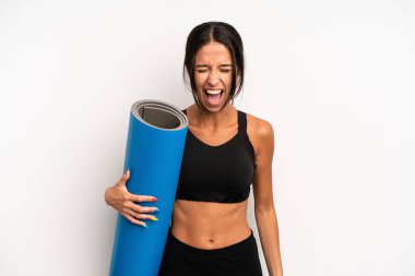 İspanyol güzel kadın agresif bir şekilde bağırıyor, çok kızgın görünüyor. fitness ve yoga konsepti