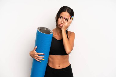 İspanyol güzel kadın bıkkın, yorgun ve uykulu hissediyor. fitness ve yoga konsepti