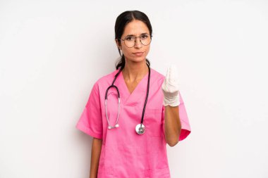 İspanyol güzel kadın kapiş ya da para hareketi yapıp sana ödemeni söylüyor. Veteriner öğrenci konsepti