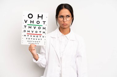 Hispanik güzel kadın üzgün, üzgün ya da kızgın hissediyor ve yana bakıyor. optik görüş testi konsepti