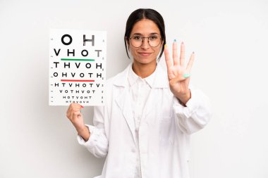 İspanyol güzel kadın gülümsüyor ve arkadaş canlısı görünüyor, dört numarayı gösteriyor. optik görüş testi konsepti