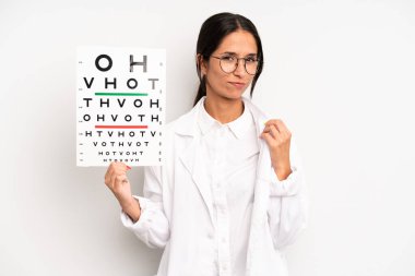 İspanyol güzeli kadın kibirli, başarılı, pozitif ve gururlu görünüyor. optik görüş testi konsepti