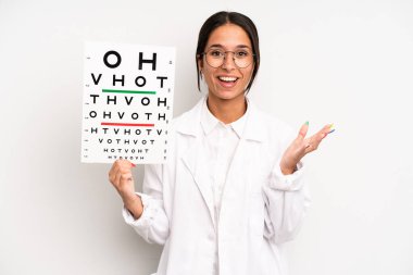 İspanyol güzel kadın kendini mutlu hissediyor, bir çözüm ya da fikir bulduğuna şaşırıyor. optik görüş testi konsepti