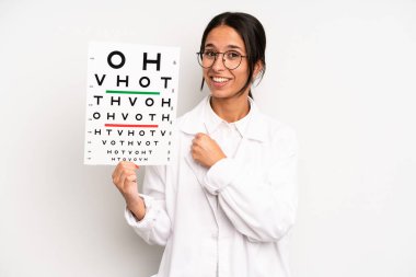 İspanyol güzel kadın kendini mutlu hissediyor ve bir meydan okumayla yüzleşiyor ya da kutluyor. optik görüş testi konsepti