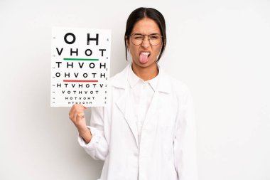 İspanyol güzel kadın iğreniyor, sinirleniyor ve dili dışarı çıkıyor. optik görüş testi konsepti