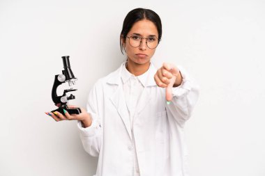 Latin kökenli güzel bir kadın kızmış, baş parmağını kaldırmış. Bilim öğrencisi konsepti