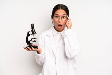 İspanyol güzel kadın şaşırmış görünüyor, yeni bir düşünce, fikir ya da konsept fark ediyor. Bilim öğrencisi konsepti