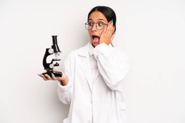 İspanyol güzel kadın mutlu, heyecanlı ve şaşırmış hissediyor. Bilim öğrencisi konsepti