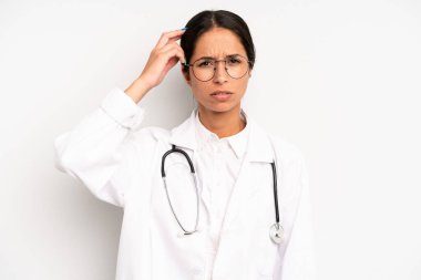 İspanyol güzel kadın şaşkın ve kafası karışık, kaşınan bir kafa hissediyor. hekim öğrenci konsepti