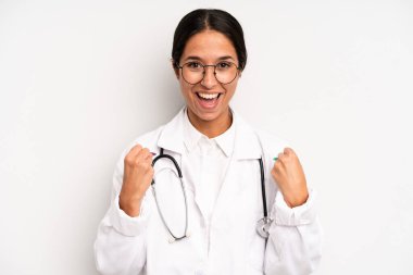 İspanyol güzel kadın şokta, gülüyor ve başarıyı kutluyor. hekim öğrenci konsepti