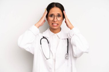 İspanyol güzel kadın kendini stresli, endişeli ya da korkmuş hissediyor, elleri başının üstünde. hekim öğrenci konsepti