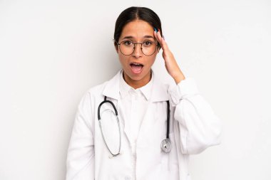 İspanyol güzel kadın mutlu, şaşkın ve şaşırmış görünüyor. hekim öğrenci konsepti