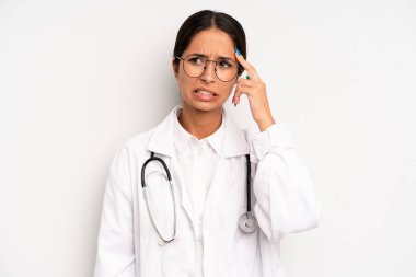 İspanyol güzel kadın kafası karışık ve şaşkın hissediyor, senin deli olduğunu gösteriyor. hekim öğrenci konsepti