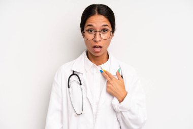 İspanyol güzel kadın şok olmuş ve ağzı açık bir şekilde kendini işaret ederek şaşırmış görünüyor. hekim öğrenci konsepti