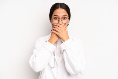 İspanyol asıllı güzel bir kadın elleri ile ağzını kapatıyor. hekim öğrenci konsepti