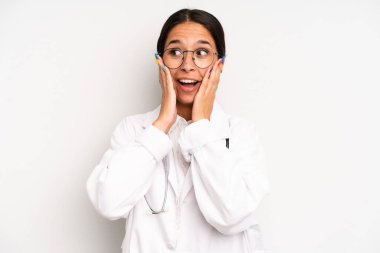 İspanyol güzel kadın mutlu, heyecanlı ve şaşırmış hissediyor. hekim öğrenci konsepti