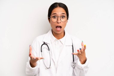 İspanyol güzel kadın son derece şaşırmış ve şok olmuş hissediyor. hekim öğrenci konsepti