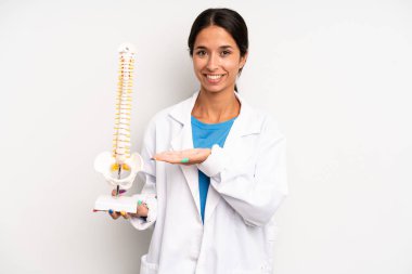 İspanyol güzel kadın neşeyle gülümsüyor, mutlu hissediyor ve bir konsept gösteriyor. hekim öğrenci konsepti