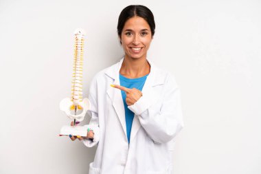 İspanyol güzel kadın neşeyle gülümsüyor, mutlu hissediyor ve bir tarafı işaret ediyor. hekim öğrenci konsepti