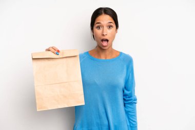 İspanyol güzel kadın çok şaşırmış ya da şaşkın görünüyor. teslimat ve paket konsepti