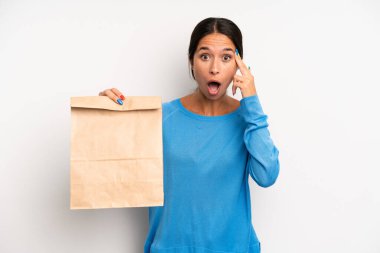 İspanyol güzel kadın şaşırmış görünüyor, yeni bir düşünce, fikir ya da konsept fark ediyor. teslimat ve paket konsepti