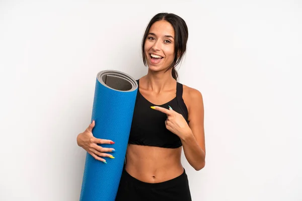 Hispanic Pretty Woman Looking Excited Surprised Pointing Side Fitness Yoga — Photo