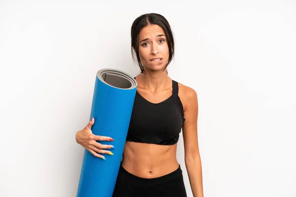 Zijn Paniekerige Mooie Vrouw Kijkt Verbaasd Verward Fitness Yoga Concept — Stockfoto