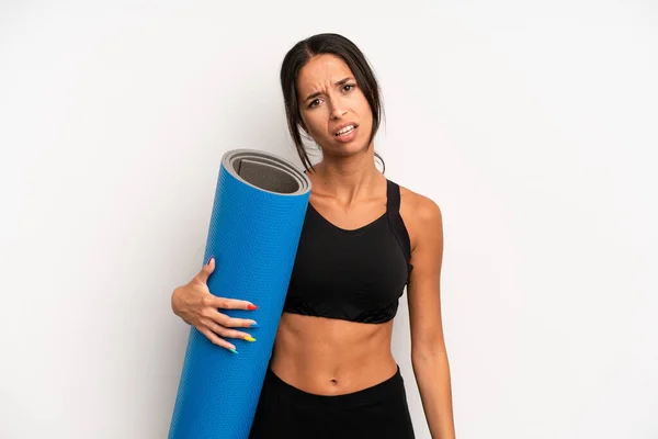 Hispanique Jolie Femme Sentant Perplexe Confus Concept Fitness Yoga — Photo