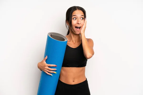 Hispânico Mulher Bonita Sentindo Feliz Animado Surpreso Conceito Fitness Ioga — Fotografia de Stock