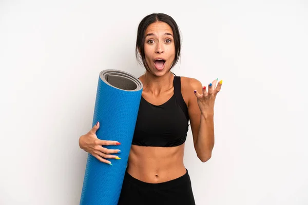 Hispânico Bonita Mulher Sentindo Extremamente Chocado Surpreso Conceito Fitness Ioga — Fotografia de Stock