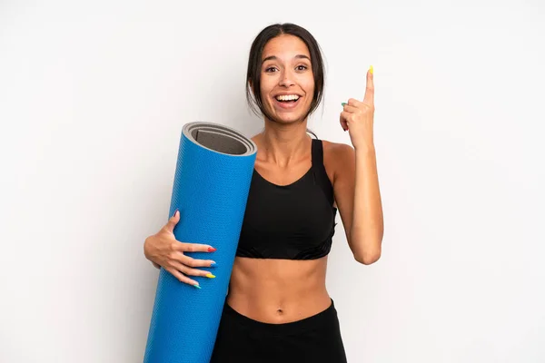 Hispanic Pretty Woman Feeling Happy Excited Genius Realizing Idea Fitness — Photo