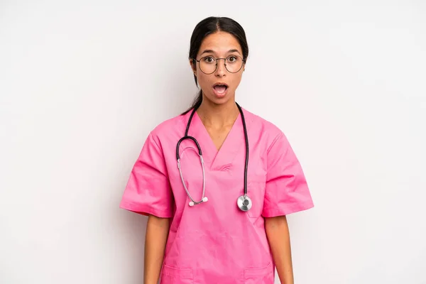 Hispánská Hezká Žena Vypadá Velmi Šokovaně Nebo Překvapeně Veterinární Lékař — Stock fotografie