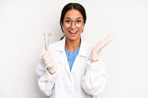 Hispanic Pretty Woman Feeling Happy Astonished Something Unbelievable Dentist Student — Stock Photo, Image
