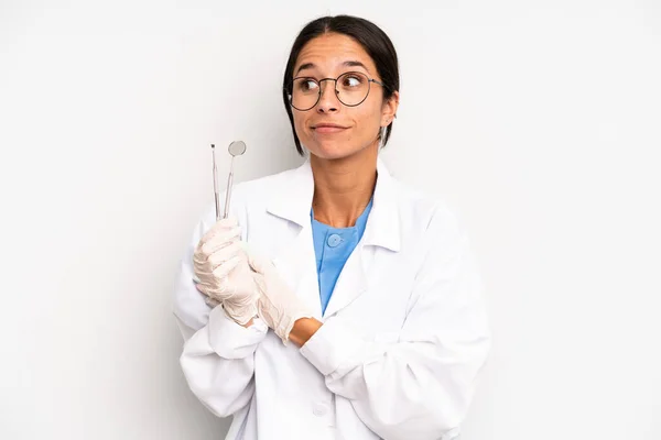 Hispanic Pretty Woman Shrugging Feeling Confused Uncertain Dentist Student Concept — Stock Photo, Image