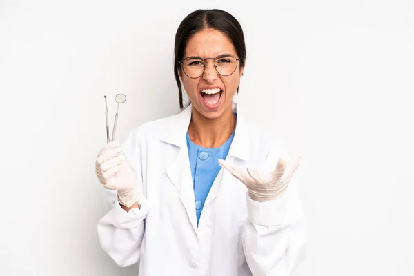 Mujer Bonita Hispana Mirando Enojado Molesto Frustrado Concepto Estudiante Dentista — Foto de Stock