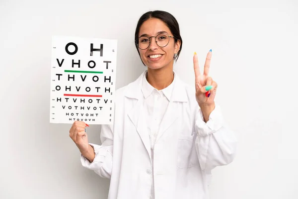 Hispânico Mulher Bonita Sorrindo Olhando Feliz Gesticulando Vitória Paz Conceito — Fotografia de Stock