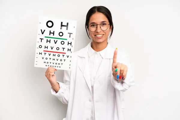 Mujer Bonita Hispana Sonriendo Orgullosa Confiadamente Haciendo Número Uno Concepto — Foto de Stock