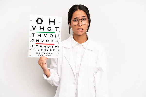 Zijn Paniekerige Mooie Vrouw Kijkt Verbaasd Verward Optische Zichtbaarheidstest — Stockfoto