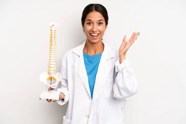Hispanic Pretty Woman Feeling Happy Astonished Something Unbelievable Physician Student — Stock Photo, Image