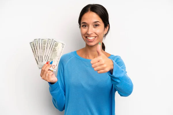 Mujer Bonita Hispana Sintiéndose Orgullosa Sonriendo Positivamente Con Los Pulgares — Foto de Stock