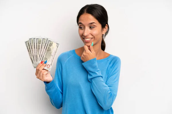 Mujer Bonita Hispana Sonriendo Con Una Expresión Feliz Segura Con — Foto de Stock