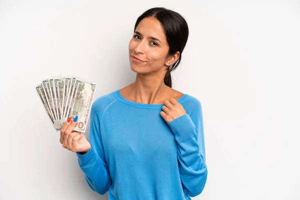 Mujer Bonita Hispana Que Parece Arrogante Exitosa Positiva Orgullosa Concepto — Foto de Stock