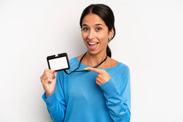 Mujer Bonita Hispana Mirando Emocionada Sorprendida Señalando Hacia Lado Identificación — Foto de Stock