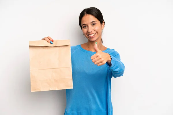 Hispanische Hübsche Frau Die Stolz Ist Und Mit Erhobenem Daumen — Stockfoto