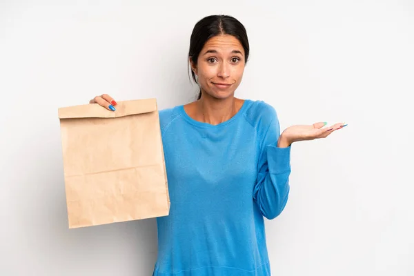 Hispanische Hübsche Frau Fühlt Sich Verwirrt Und Verwirrt Und Zweifelnd — Stockfoto