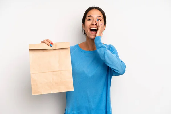 Hispanische Hübsche Frau Fühlt Sich Glücklich Und Gibt Einen Großen — Stockfoto